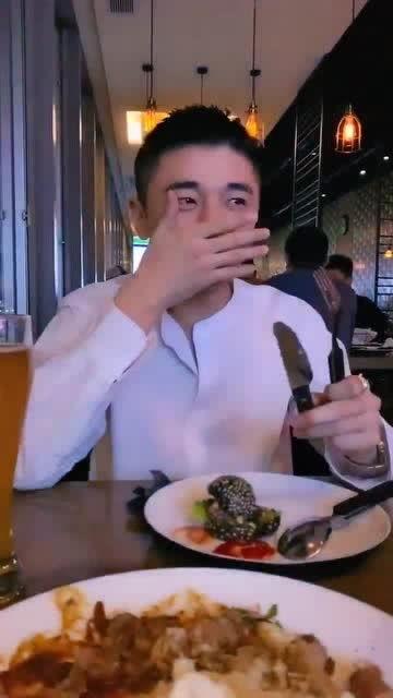 偷拍男朋友吃瓜,意外发现惊人秘密  第2张